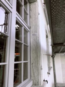 Fensterleibung aus Naturstein nach der fachgerechten Restaurierung mit Steinergänzungsmörtel