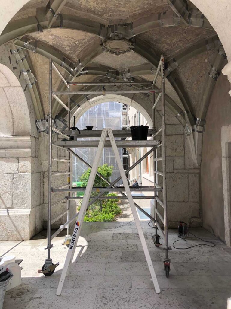Baustelle der Natursteinrestaurierung am Sandsteinrippengewölbes der offenen Laube des Solothurner Rathauses.