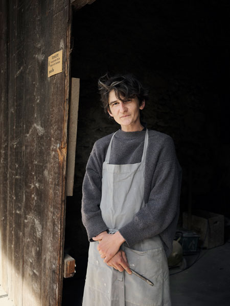 Die Steinmetz- und Steinbildhauerin Jeta Selimi, Foto von Ernst Kehli